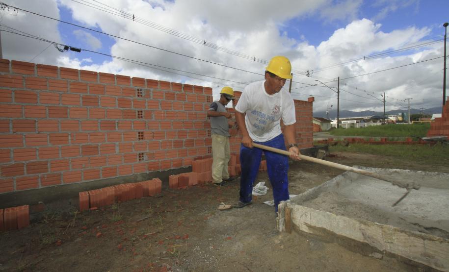 Moradores que viviam no entorno do Terminal de álcool do Porto terão casas novas até junho A Cohapar vai realizar esta semana a primeira vistoria nas obras das casas que estão sendo construídas e que serão a moradia das famílias que viviam no entorno do terminal de álcool do Porto de Paranaguá. Nesta primeira fase do projeto, as casas serão destinadas às famílias que viviam nas áreas mais críticas da Vila Becker.
