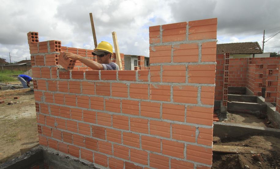 Moradores que viviam no entorno do Terminal de álcool do Porto terão casas novas até junho A retirada das famílias que viviam no entorno da Vila Becker aconteceu por questões de segurança. 32 famílias que viviam nas áreas mais comprometidas foram retiradas e vivem em casas de aluguel, que foi pago pela Administração dos Portos de Paranaguá e Antonina (Appa) até o mês de junho.