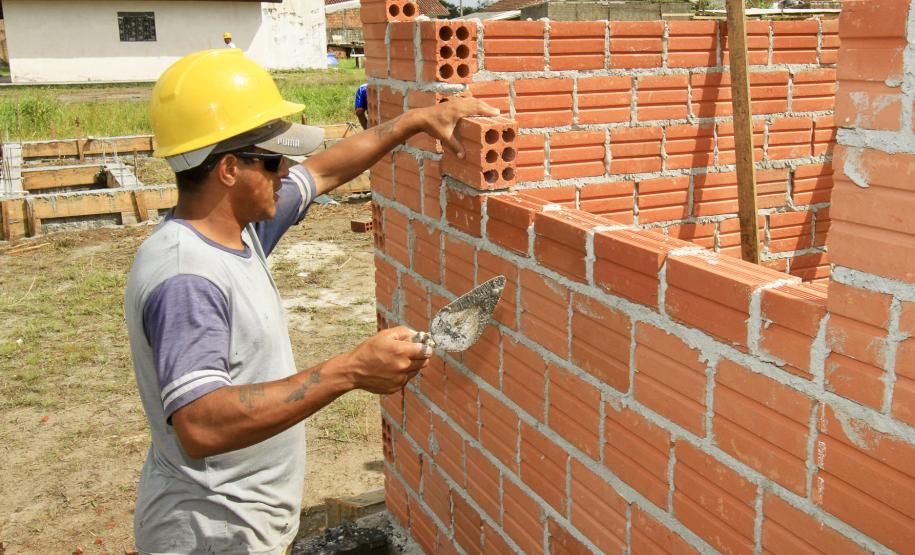 Moradores que viviam no entorno do Terminal de álcool do Porto terão casas novas até junho A Appa, através de um convênio com a Cohapar, repassou os recursos para a construção de 400 casas ao todo e que serão a moradia das famílias que viviam no entorno do terminal de álcool do Porto de Paranaguá. Nesta primeira fase do projeto, as casas serão destinadas às famílias que viviam nas áreas mais críticas da Vila Becker.