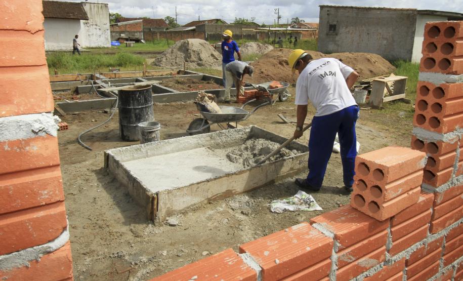 Moradores que viviam no entorno do Terminal de álcool do Porto terão casas novas até junho A Appa, através de um convênio com a Cohapar, repassou os recursos para a construção de 400 casas ao todo. A Companhia ficou responsável por executar a obra e a prefeitura municipal de Paranaguá doou o terreno onde estão sendo construídas as casas.