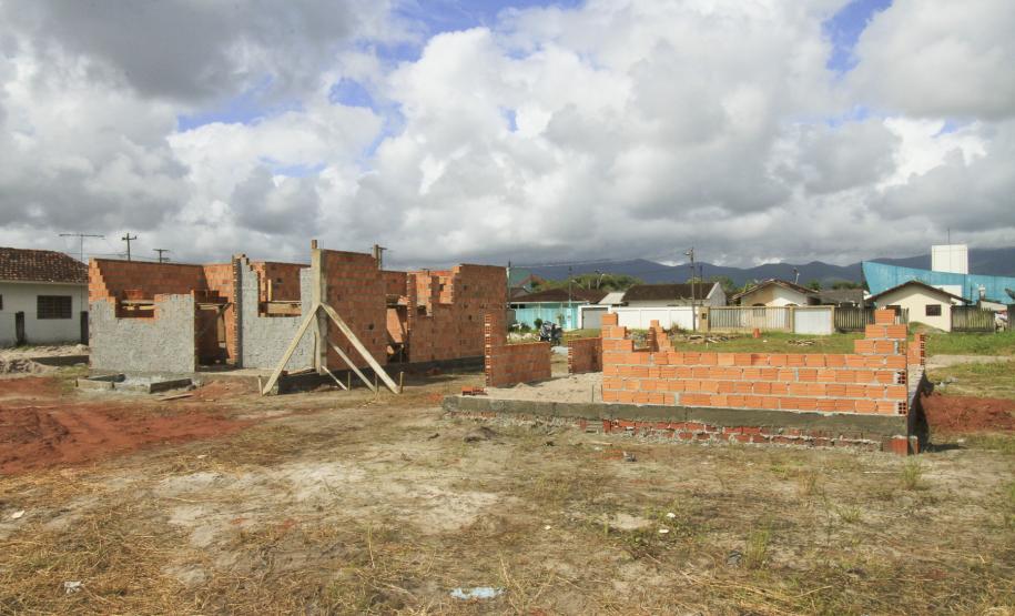 Moradores que viviam no entorno do Terminal de álcool do Porto terão casas novas até junho O bairro escolhido para receber as novas moradias conta com boa insfraestrutura para as famílias. Ali funcionam a Escola Municipal Tramujas Filho, que atende 200 crianças e a Escola Estadual Porto Seguro, com ensino médio e fundamental, com capacidade para 800 alunos em três turnos e conta com biblioteca, cancha poliesportiva e laboratório de informática. Além disso, o Instituto Federal de Educação, Ciência e Tecnologia, que também funciona no local, está ampliando sua estrutura com novas obras.