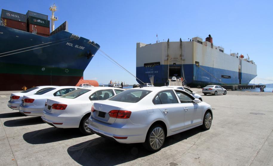 A movimentação de veículos também registrou alta. Foram pouco mais de 230 mil unidades, volume 27% superior ao registrado no ano anterior. A movimentação de contêineres registrou leve alta, fechando 2011 com 680 mil TEUs movimentados.