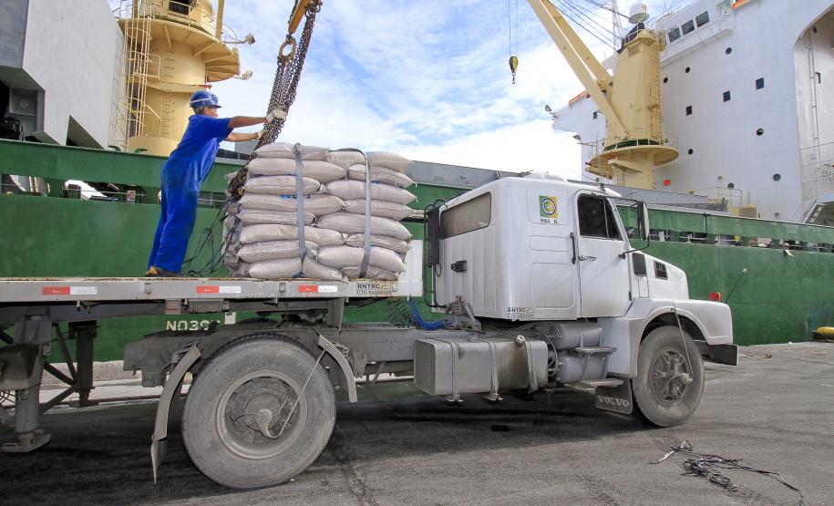 Portos de Paranaguá e Antonina fecham 2011 com 41 milhões de toneladas movimentadas A exportação de açúcar fechou o ano em alta de 13%, totalizando 4 milhões de toneladas movimentadas.