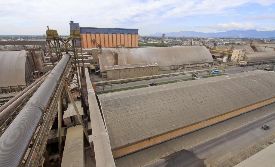 Portos de Paranaguá e Antonina fecham 2011 com 41 milhões de toneladas movimentadas A receita cambial gerada pelas exportações foi de US$ 17,6 bilhões, a maior já registrada na história dos portos e 26% superior à marca de 2010.