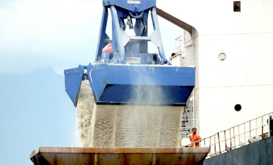 Portos de Paranaguá e Antonina fecham 2011 com 41 milhões de toneladas movimentadas Os fertilizantes registraram alta de 25% em relação a 2010, fechando o ano com 9 milhões de toneladas importadas do produto.