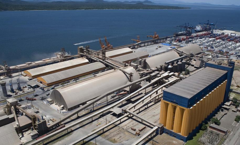 Portos de Paranaguá e Antonina fecham 2011 com 41 milhões de toneladas movimentadas Os portos de Paranaguá e Antonina fecharam o ano de 2011 com 41 milhões de toneladas de cargas movimentadas. O volume é o maior registrado na história dos portos e, no comparativo com o ano de 2010, registrou um crescimento de 8%.