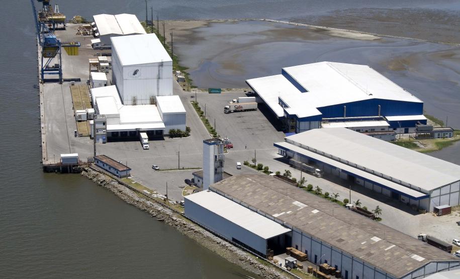 Portos de Paranaguá e Antonina fecham 2011 com 41 milhões de toneladas movimentadas Considerando apenas a movimentação do Porto de Antonina – que este ano recuperou boa parte da movimentação de mercadorias – o crescimento foi de 400%, com 1,54 milhão de toneladas movimentadas. Este salto foi registrado principalmente pelo uso do porto como alternativa ao desembarque de fertilizantes.