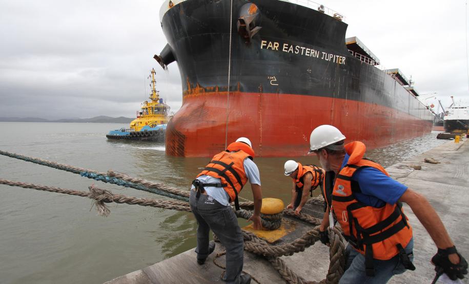 Investimentos – Para 2012, a estimativa da Appa é que sejam feitos investimentos nos portos na ordem de R$ 1 bilhão, somando investimentos próprios, do governo federal e da iniciativa privada. Estes recursos vão custear obras como dragagens, construção de armazéns graneleiros, ampliação do cais acostável e sistemas de segurança e controle portuários.