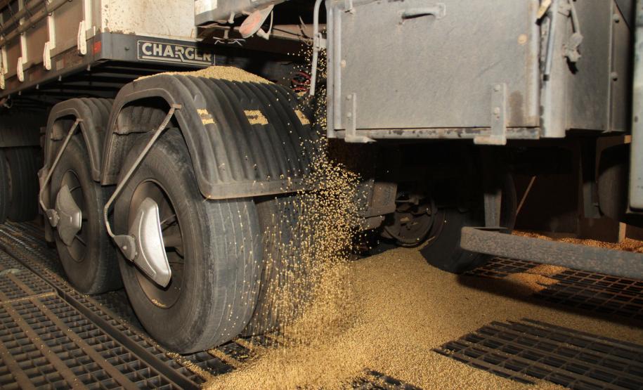 Appa fecha 2011 com superávit e reduz em 15% o custo por tonelada movimentada Para alcançar estes números, a Appa promoveu uma série de ações visando a redução dos gastos. Em 2011, o custo por tonelada movimentada em Paranaguá e Antonina foi de R$ 3,34, contra R$ 3,83 no ano anterior, totalizando uma redução real de 15% do custo por tonelada.