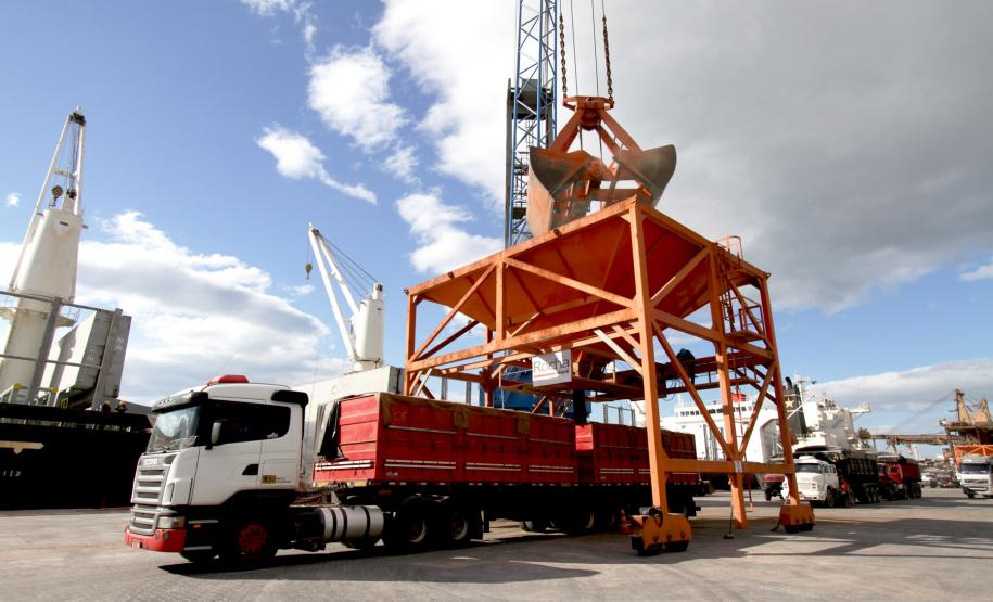 Appa fecha 2011 com superávit e reduz em 15% o custo por tonelada movimentada A Administração dos Portos de Paranaguá e Antonina (Appa) fechou o ano de 2011 com um superávit de R$ 12 milhões. A explicação para o bom desempenho está no aumento da receita e diminuição das despesas. No ano anterior, a Appa fechou o exercício com um déficit de 11% em relação à receita gerada pelas operações.