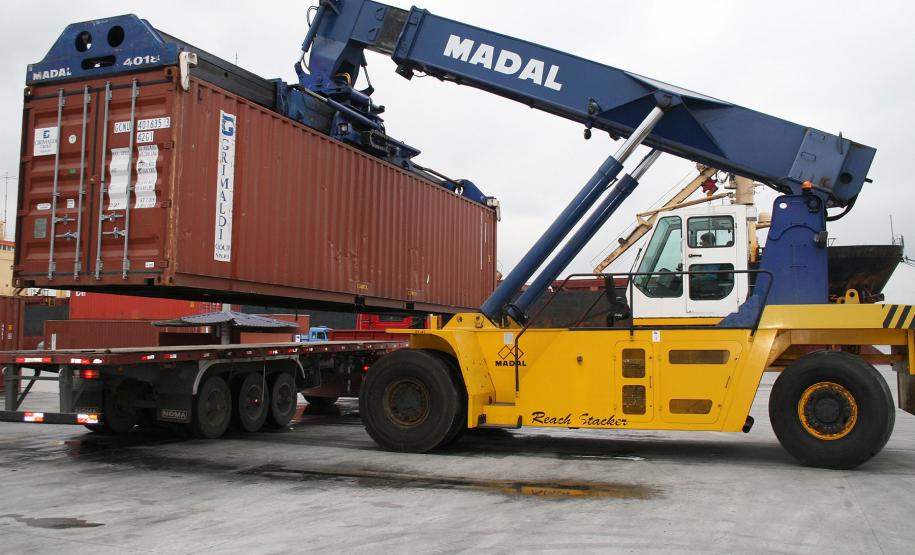 Appa fecha 2011 com superávit e reduz em 15% o custo por tonelada movimentada A Administração dos Portos de Paranaguá e Antonina (Appa) fechou o ano de 2011 com um superávit de R$ 12 milhões. A explicação para o bom desempenho está no aumento da receita e diminuição das despesas. No ano anterior, a Appa fechou o exercício com um déficit de 11% em relação à receita gerada pelas operações.