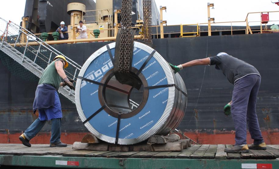 Appa fecha 2011 com superávit e reduz em 15% o custo por tonelada movimentada As 41 milhões de toneladas movimentadas pelos portos paranaenses em 2011 geraram uma receita 16% maior do que a registrada em 2010. Em 2011, o custo por tonelada movimentada em Paranaguá e Antonina foi de R$ 3,34, contra R$ 3,83 no ano anterior, totalizando uma redução real de 15% do custo por tonelada.