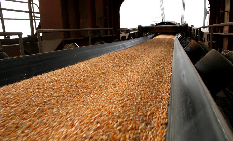 Appa fecha 2011 com superávit e reduz em 15% o custo por tonelada movimentada As 41 milhões de toneladas movimentadas pelos portos paranaenses em 2011 geraram uma receita 16% maior do que a registrada em 2010. Em 2011, o custo por tonelada movimentada em Paranaguá e Antonina foi de R$ 3,34, contra R$ 3,83 no ano anterior, totalizando uma redução real de 15% do custo por tonelada.