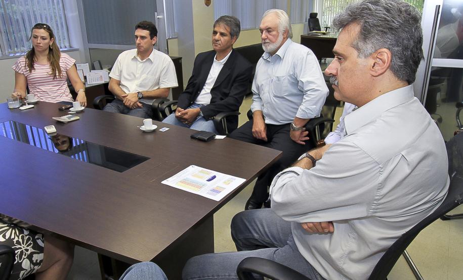 Appa estreita diálogo com Ministérios Públicos Federal e Estadual A Administração dos Portos de Paranaguá e Antonina (Appa) recebeu representantes dos Ministérios Públicos Federal e Estadual para uma reunião. O secretário estadual de Infraestrutura e Logística, José Richa Filho, e o superintendente da Appa, Airton Maron, receberam o procurador do Ministério Público Federal, Alessandro José Fernandes de Oliveira e o promotor do Ministério Público Estadual, Alexandre Gaio.