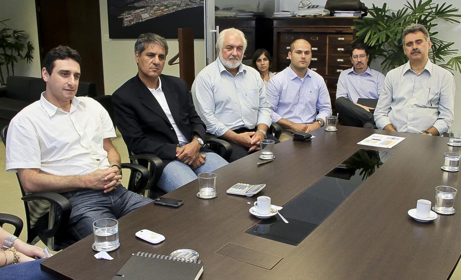 Appa estreita diálogo com Ministérios Públicos Federal e Estadual A Administração dos Portos de Paranaguá e Antonina (Appa) recebeu representantes dos Ministérios Públicos Federal e Estadual para uma reunião. O encontro foi articulado pela secretária estadual de Justiça, Cidadania e Direitos Humanos, Maria Tereza Uille Gomes.