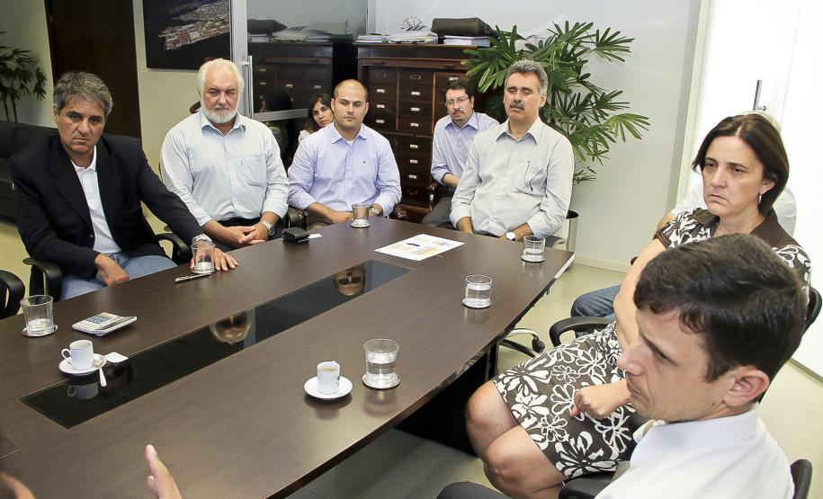 Appa estreita diálogo com Ministérios Públicos Federal e Estadual A Administração dos Portos de Paranaguá e Antonina (Appa) recebeu representantes dos Ministérios Públicos Federal e Estadual para uma reunião. O encontro foi articulado pela secretária estadual de Justiça, Cidadania e Direitos Humanos, Maria Tereza Uille Gomes.