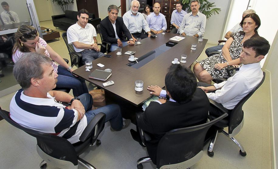 Appa estreita diálogo com Ministérios Públicos Federal e Estadual A Administração dos Portos de Paranaguá e Antonina (Appa) recebeu representantes dos Ministérios Públicos Federal e Estadual para uma reunião. O secretário estadual de Infraestrutura e Logística, José Richa Filho, e o superintendente da Appa, Airton Maron, receberam o procurador do Ministério Público Federal, Alessandro José Fernandes de Oliveira e o promotor do Ministério Público Estadual, Alexandre Gaio.