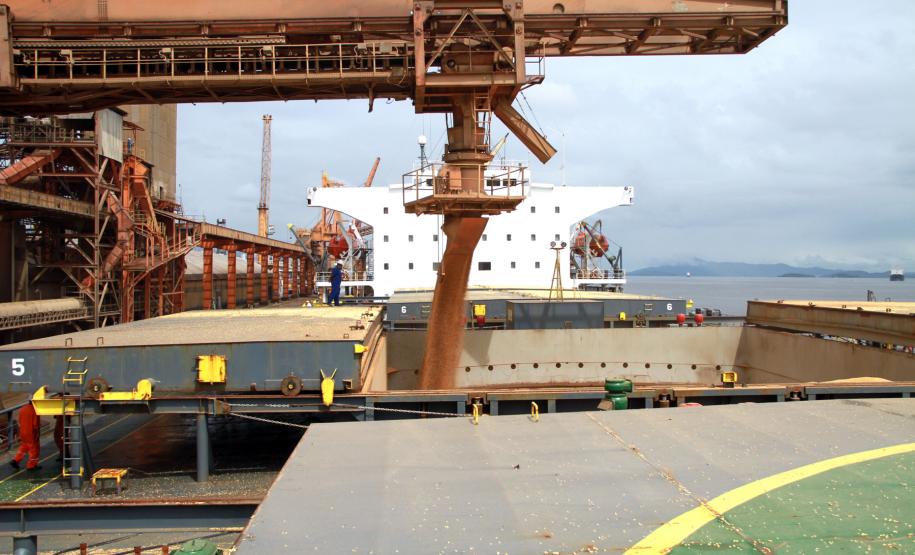 O Porto de Paranaguá exportou, em 2011, um milhão de toneladas a mais de soja produzida no Paraná. Das 7 milhões de toneladas do grão produzidas e exportadas pelo Estado, 5,3 milhões de toneladas foram exportadas pelo terminal paranaense, equivalente a 77% do total. Das 15,4 milhões de toneladas de soja produzidas no Paraná na safra passada, pelo menos 12,2 milhões passaram por Paranaguá.