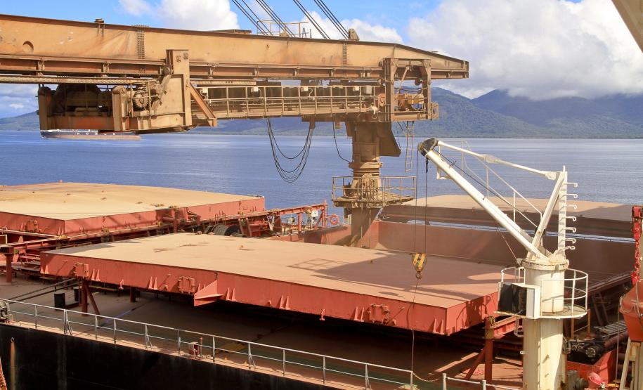 O Porto de Paranaguá exportou, em 2011, um milhão de toneladas a mais de soja produzida no Paraná. Das 7 milhões de toneladas do grão produzidas e exportadas pelo Estado, 5,3 milhões de toneladas foram exportadas pelo terminal paranaense, equivalente a 77% do total. Em 2010, das 6,2 milhões de toneladas do produto, 4,2 milhões saíram por Paranaguá – o equivalente a 68% do total do estado.