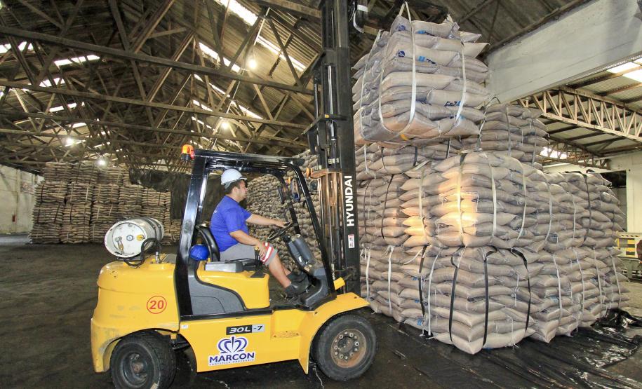 Considerando os dados nacionais, o Porto de Paranaguá foi responsável pelo escoamento de 21% da soja em grãos do Brasil,  18% das exportações nacionais de açúcar, 24% do trigo e 26% do milho.