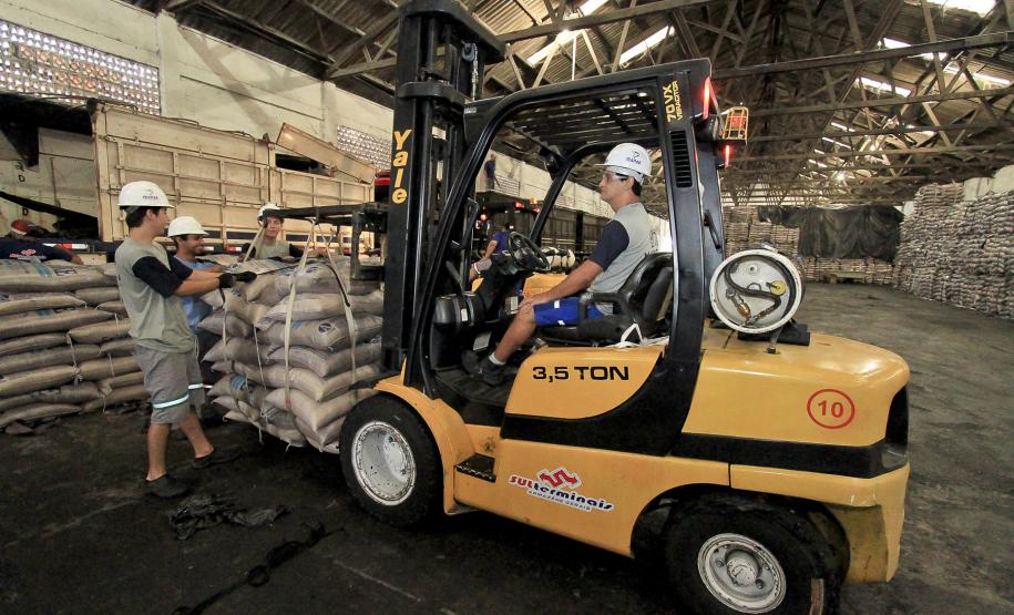 Saíram também por Paranaguá 81% do milho paranaense, 72% do trigo e 95% do açúcar da safra 2010-2011. Esse volume contribuiu para o recorde de 41 milhões de toneladas movimentado no período pelo porto, que hoje responde por 25% da movimentação brasileira de cargas no complexo soja (grãos, farelo e óleo), superando os terminais de Santos (SP) e Rio Grande (RS).