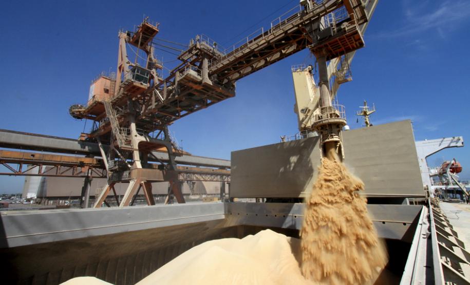 O Porto de Paranaguá exportou, em 2011, um milhão de toneladas a mais de soja produzida no Paraná. Das 7 milhões de toneladas do grão produzidas e exportadas pelo Estado, 5,3 milhões de toneladas foram exportadas pelo terminal paranaense, equivalente a 77% do total. Em 2010, das 6,2 milhões de toneladas do produto, 4,2 milhões saíram por Paranaguá – o equivalente a 68% do total do estado.