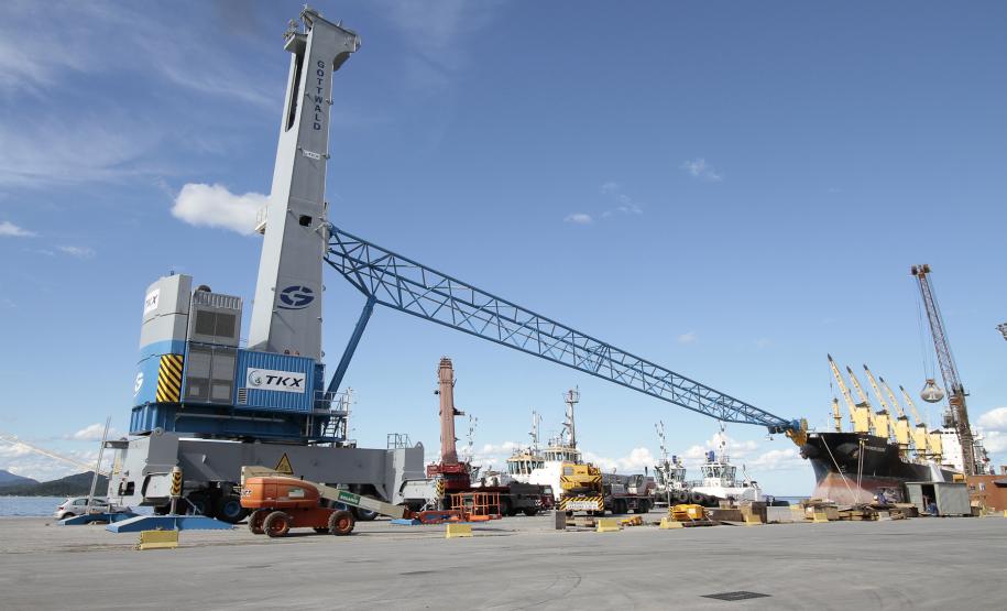 Novos equipamentos modernizam a operação nos portos de Paranaguá e Antonina Nos próximos dois meses, quatro operadores portuários dos portos de Paranaguá e Antonina irão investir aproximadamente R$ 45 milhões na aquisição de novos guindastes para descarga de granéis sólidos e manutenção dos demais equipamentos existentes. Ao todo, serão adquiridos quatro novos guindastes, sendo três para serem instalados em Paranaguá e um em Antonina.