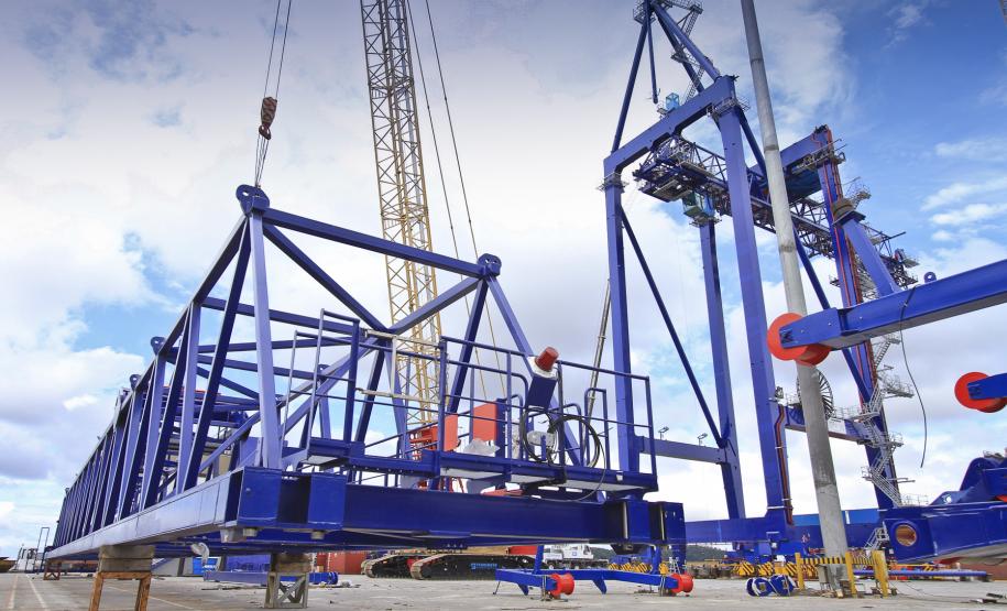 Novos equipamentos modernizam a operação nos portos de Paranaguá e Antonina Os novos equipamentos irão modernizar a operação no Porto de Paranaguá e duplicarão a capacidade de desembarque de granéis sólidos do Porto de Antonina. O terminal de contêineres será expandido em 315 metros, para abrigar o terceiro berço dedicado a operações deste tipo. Com isso, será possível aumentar a capacidade operacional de contêineres em até 50%, passando dos atuais 800 mil TEUs/ano para 1,2 milhão de TEUs/ano.