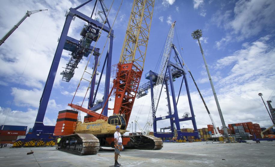 Novos equipamentos modernizam a operação nos portos de Paranaguá e Antonina Até o final de fevereiro, entram em operação no Terminal de Contêineres de Paranaguá (TCP), oito novos equipamentos de grande porte. Eles integram o projeto de ampliação do terminal. Ao todo, estão sendo investidos R$ 185 milhões para ampliar a capacidade de movimentação.