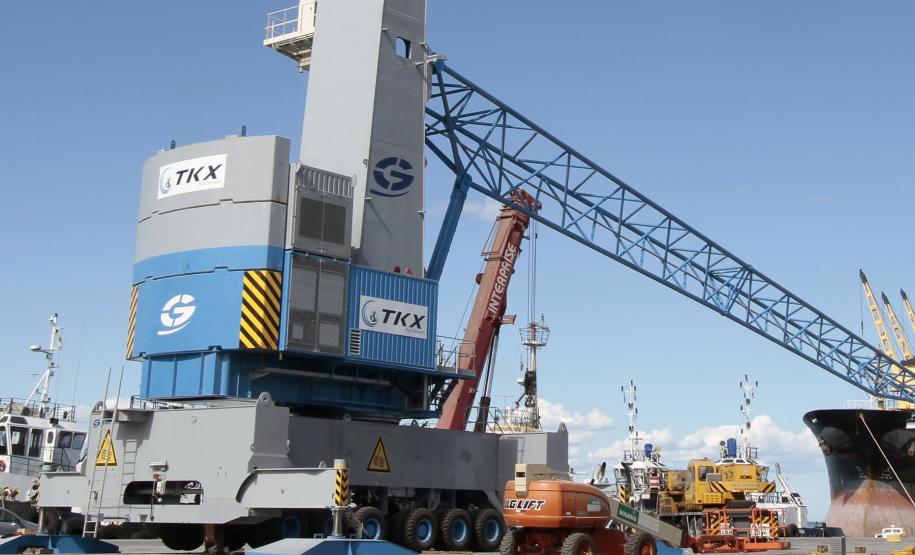 Novos equipamentos modernizam a operação nos portos de Paranaguá e Antonina Nos próximos dois meses, quatro operadores portuários dos portos de Paranaguá e Antonina irão investir aproximadamente R$ 45 milhões na aquisição de novos guindastes para descarga de granéis sólidos e manutenção dos demais equipamentos existentes. Ao todo, serão adquiridos quatro novos guindastes, sendo três para serem instalados em Paranaguá e um em Antonina.