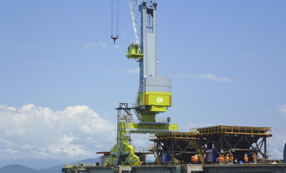 Novos equipamentos modernizam a operação nos portos de Paranaguá e Antonina Em 2011, foram 1,54 milhão de toneladas de produtos movimentados pelo Porto de Antonina, registrando um aumento de 400% em relação ao ano anterior. Os portos paranaenses fecharam 2011 mais uma vez na liderança nacional na importação de fertilizantes, sendo responsáveis por 50% do adubo que chega ao país. No ano passado, foram 8,5 milhões de toneladas de fertilizantes importados pelos portos de Paranaguá e Antonina.