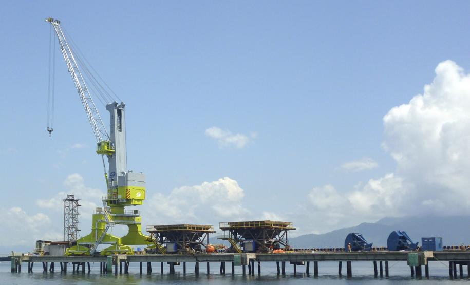 Novos equipamentos modernizam a operação nos portos de Paranaguá e Antonina Os novos equipamentos irão modernizar a operação no Porto de Paranaguá e duplicarão a capacidade de desembarque de granéis sólidos do Porto de Antonina. Os portos paranaenses fecharam 2011 mais uma vez na liderança nacional na importação de fertilizantes, sendo responsáveis por 50% do adubo que chega ao país. No ano passado, foram 8,5 milhões de toneladas de fertilizantes importados pelos portos de Paranaguá e Antonina.