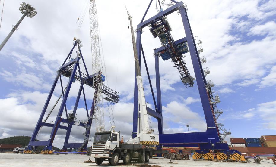 Novos equipamentos modernizam a operação nos portos de Paranaguá e Antonina Além dos equipamentos, o terminal de contêineres será expandido em 315 metros, para abrigar o terceiro berço dedicado a operações deste tipo. Com isso, será possível aumentar a capacidade operacional de contêineres em até 50%, passando dos atuais 800 mil TEUs/ano para 1,2 milhão de TEUs/ano.