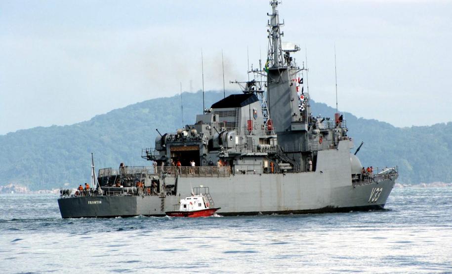 Marinha faz exercícios militares no Paraná e abre navios de guerra para visitação pública A Marinha do Brasil e a Administração dos Portos de Paranaguá e Antonina abrirão os portões do porto de Paranaguá neste fim de semana (28 e 29 de janeiro) para visitação pública de quatro navios de guerra que participarão de exercícios militares no mar paranaense. Foto: Corveta “Frontin”.