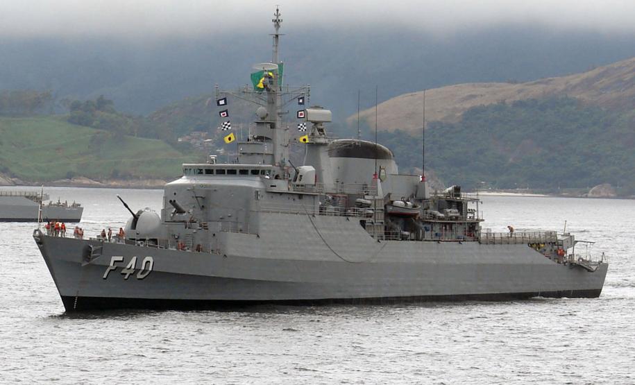 Marinha faz exercícios militares no Paraná e abre navios de guerra para visitação pública A Marinha do Brasil e a Administração dos Portos de Paranaguá e Antonina abrirão os portões do porto de Paranaguá neste fim de semana (28 e 29 de janeiro) para visitação pública de quatro navios de guerra que participarão de exercícios militares no mar paranaense. Foto: Fragata “Niterói”.