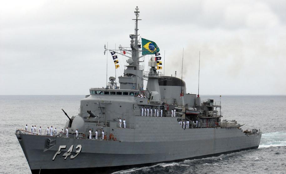 Marinha faz exercícios militares no Paraná e abre navios de guerra para visitação pública Os navios integram a Operação ASPIRANTEX-12, que tem o propósito de realizar exercícios no mar de caráter estritamente militar, com a finalidade de aprimorar o treinamento e orientação dos aspirantes, bem como familiarizá-los com a vida no mar. Foto: Fragata “Liberal”.