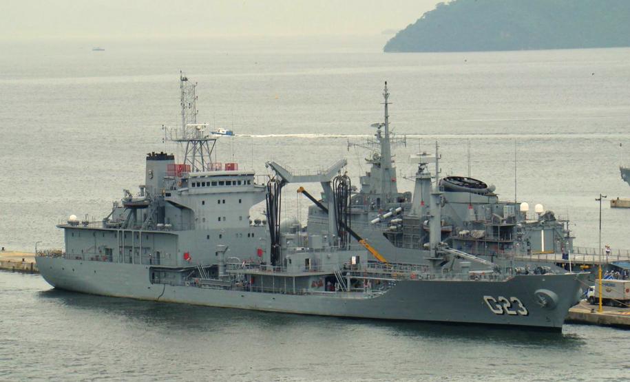 Marinha faz exercícios militares no Paraná e abre navios de guerra para visitação pública O público poderá conhecer as fragatas “Niterói” e “Liberal”, o Navio Tanque “Almirante Gastão Motta” e a Corveta “Frontin”, que pela primeira vez atracam ao mesmo tempo em Paranaguá, trazendo, além das tripulações, os aspirantes da Escola Naval. Foto: Navio Tanque “Almirante Gastão Motta”