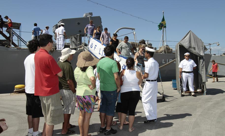 A possibilidade de visitar navios de guerra da Marinha brasileira atraiu milhares de pessoas ao Porto de Paranaguá neste final de semana. Cerca de dez mil pessoas visitaram o porto entre sábado e domingo. O bom tempo e as embarcações incentivaram muita gente a conhecer o Porto.