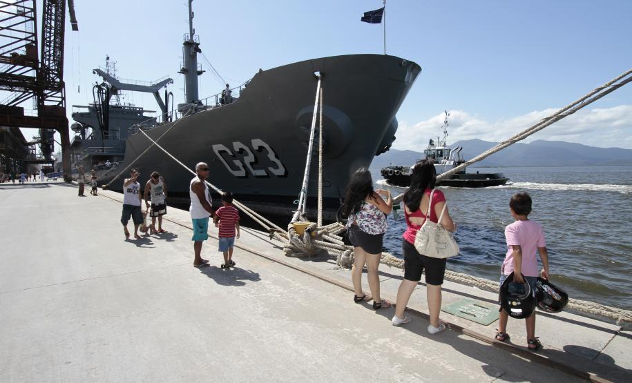 As fragatas “Niterói” e “Liberal”, o Navio Tanque “Almirante Gastão Motta” e a Corveta “Frontin”, atracam pela primeira vez ao mesmo tempo em Paranaguá, trazendo, além das tripulações, os aspirantes da Escola Naval