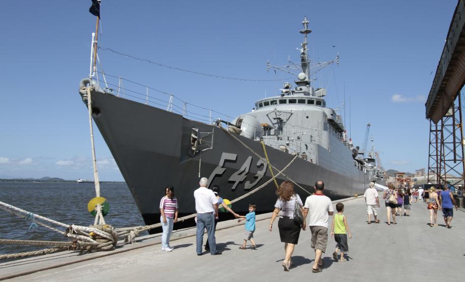 A possibilidade de visitar navios de guerra da Marinha brasileira atraiu milhares de pessoas ao Porto de Paranaguá neste final de semana. Cerca de dez mil pessoas visitaram o porto entre sábado e domingo. O bom tempo e as embarcações incentivaram muita gente a conhecer o Porto.