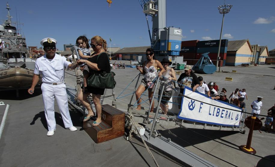 As fragatas “Niterói” e “Liberal”, o Navio Tanque “Almirante Gastão Motta” e a Corveta “Frontin”, atracam pela primeira vez ao mesmo tempo em Paranaguá, trazendo, além das tripulações, os aspirantes da Escola Naval