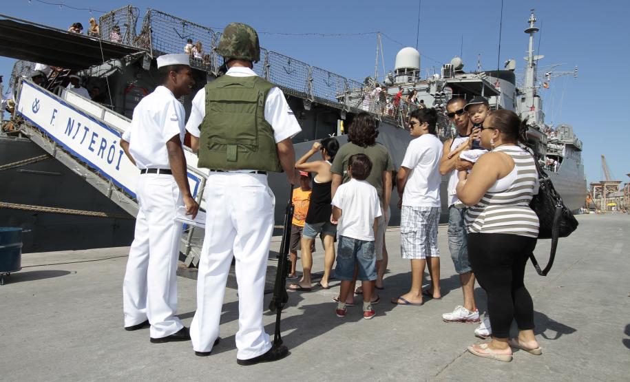 A possibilidade de visitar navios de guerra da Marinha brasileira atraiu milhares de pessoas ao Porto de Paranaguá neste final de semana. Cerca de dez mil pessoas visitaram o porto entre sábado e domingo. O bom tempo e as embarcações incentivaram muita gente a conhecer o Porto.