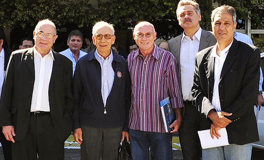 Paraguai projeta poliduto ligando o Porto de Paranaguá a Assunção O poliduto se estenderá por 800 quilômetros e sua construção é orçada em US$ 1 bilhão. O projeto inclui um centro de embarque e distribuição de combustíveis na localidade de Viela Eliza, nas proximidades de Assunção. Segundo o ministro Miguel López, o poliduto é um empreendimento estratégico para a economia paraguaia por possibilitar autonomia ao país na importação de combustíve,l que hoje é feita pela hidrovia argentina do Rio da Plata ou por rodovias brasileiras.