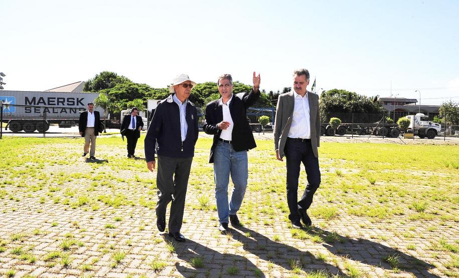 Paraguai projeta poliduto ligando o Porto de Paranaguá a Assunção A construção de um poliduto ligando o Litoral do Paraná a Assunção, no Paraguai, foi discutida nesta terça-feira (31), em Paranaguá, durante uma reunião entre o secretário da Infraestrutura e Logística, José Richa Filho, ministros do governo paraguaio e outras autoridades.