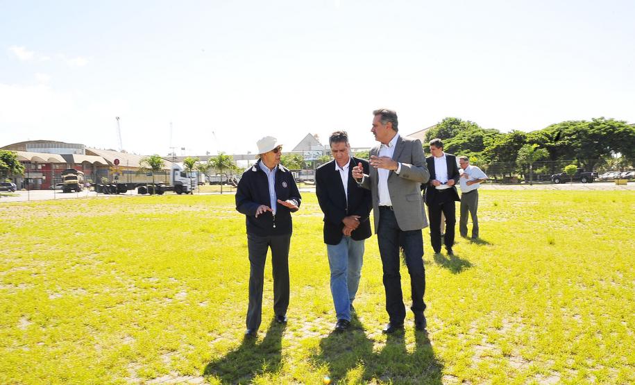 Paraguai projeta poliduto ligando o Porto de Paranaguá a Assunção No ano passado, saíram pelo Porto de Paranaguá cerca de 100 mil toneladas de soja vindas do Paraguai. Para 2012, a expectativa é movimentar até um milhão de toneladas do produto, como resultado do trabalho de recuperação de cargas que está sendo realizado pelo Governo do Paraná, pela Associação Comercial e Industrial de Foz do Iguaçu (Acifi), o Ministério da Agricultura e a Receita Federal.