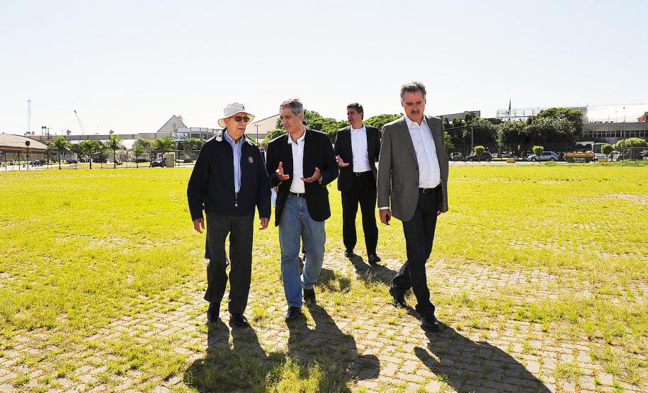 Paraguai projeta poliduto ligando o Porto de Paranaguá a Assunção A construção de um poliduto ligando o Litoral do Paraná a Assunção, no Paraguai, foi discutida nesta terça-feira (31), em Paranaguá, durante uma reunião entre o secretário da Infraestrutura e Logística, José Richa Filho, ministros do governo paraguaio e outras autoridades.