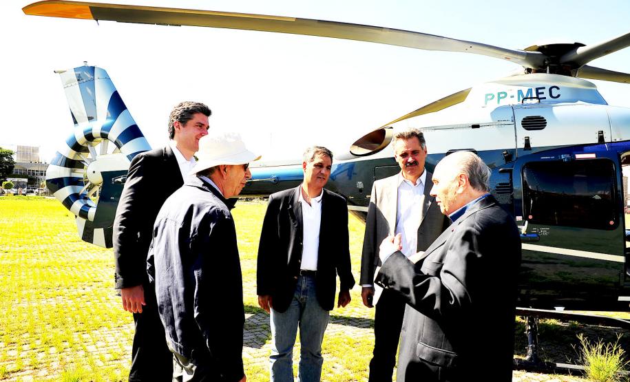 Paraguai projeta poliduto ligando o Porto de Paranaguá a Assunção Para atender as demandas do governo paraguaio, a Appa irá disponibilizar uma área de 32 mil metros quadrados para a operação de carga geral e contêineres. A área está em processo de alfandegamento junto à Receita Federal e irá incentivar ainda mais o aumento da movimentação de produtos paraguaios por Paranaguá.