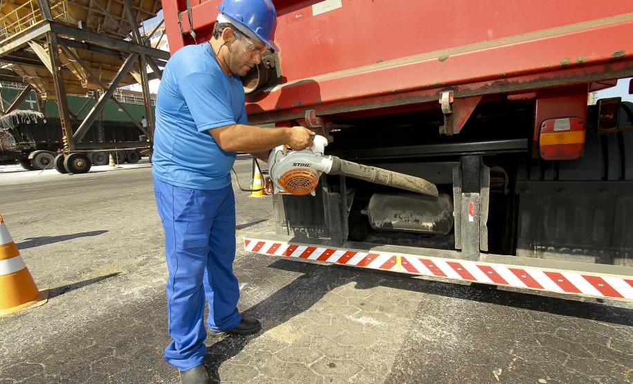 Fiscalização impedirá caminhões que vazam carga a trafegar na área portuária A Appa instalou ainda jatos de ar na saída de cada berço que opera com carga de fertilizantes. Cada motorista, após o carregamento do caminhão, deve passar o jato de ar para eliminar eventuais sobras e impedir que estes acúmulos vazem ao longo das ruas. Mas as imperfeições na carroceria precisam ser restauradas para evitar que o caminhão seja impedido de continuar carregando e descarregando produtos.