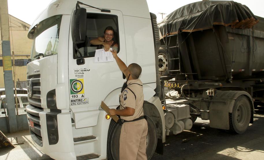 Fiscalização impedirá caminhões que vazam carga a trafegar na área portuária A Administração dos Portos de Paranaguá e Antonina (Appa) inicia nesta quinta-feira (02) uma fiscalização rigorosa de caminhões que trabalham na descarga de granéis sólidos em Paranaguá. Todos os caminhões que deixam a área primária do cais carregados com fertilizantes e que estiverem sujos ou com avaria na carroceria, causando vazamentos, serão impedidos de realizar novos carregamentos.