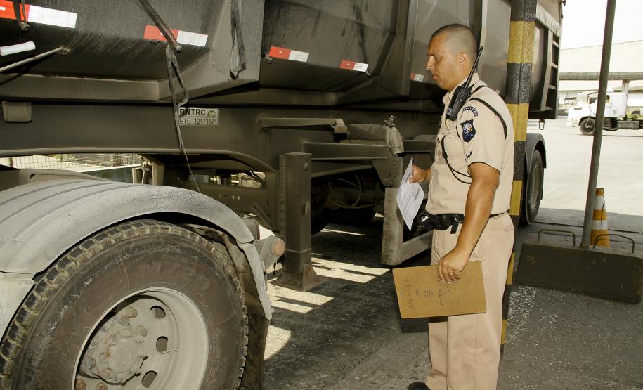 Fiscalização impedirá caminhões que vazam carga a trafegar na área portuária A ação será realizada pela Guarda Portuária da Appa e tem por objetivo forçar operadores portuários, donos de caminhões e cooperativas a manterem seus caminhões em perfeitas condições de tráfego, evitando vazamentos que causem sujeira pela cidade.